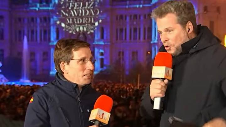 Almeida comenta en Telemadrid lo que nunca ha pasado con el encendido de la Navidad y el reportero sentencia: "En Vigo un poco..."