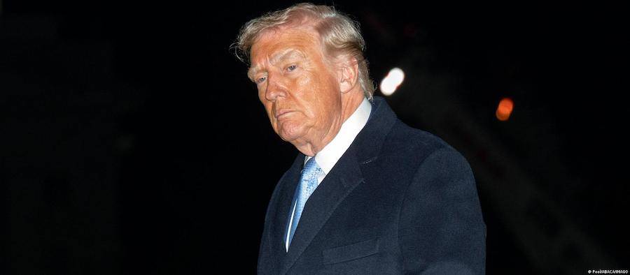 Trump firma la ley que aprueba la publicación de los archivos de Epstein en medio de creciente presión