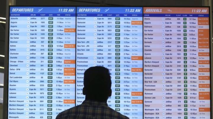 White House pulls rule forcing airlines to pay passengers for flight disruptions