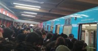 ‘Le paga el frío’ al Metro: Usuarios de las Líneas 1, 8, 12 y A reportan retrasos de 10 minutos
