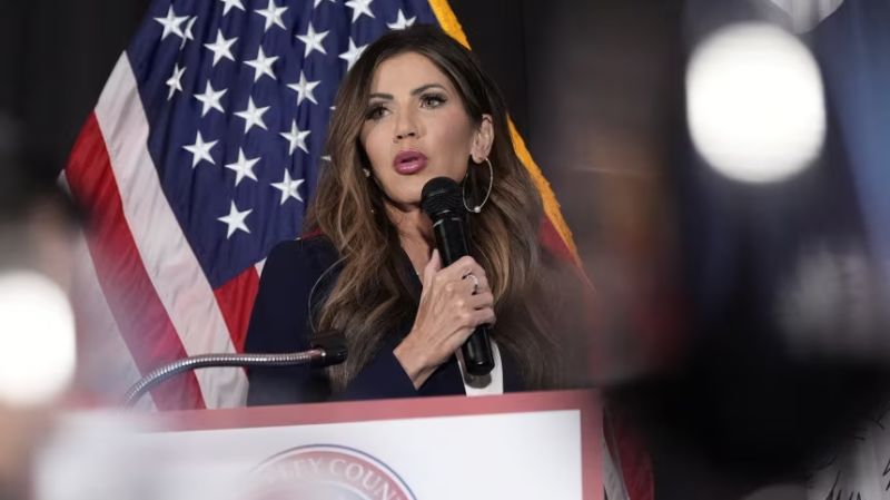 Gobierno reconoce que Kristi Noem decidió continuar con los vuelos de deportación a El Salvador a pesar de la orden del juez