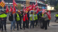 Unas 40 personas protestan ante el Camp Nou por el despido de obreros en "situación irregular"