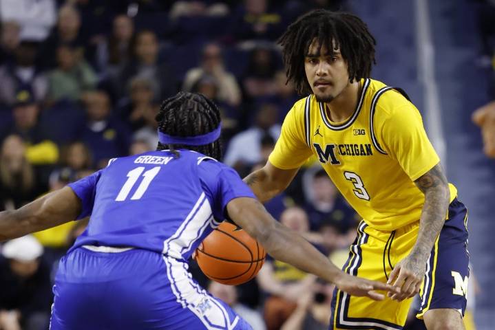 Deadspin | Yaxel Lendeborg scores 25 as No. 7 Michigan separates from Middle Tennessee