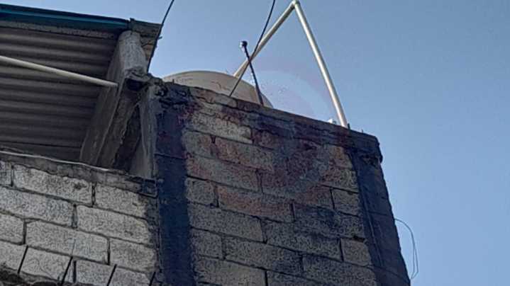 Desperdicio de agua inunda local en Mercado Laurel