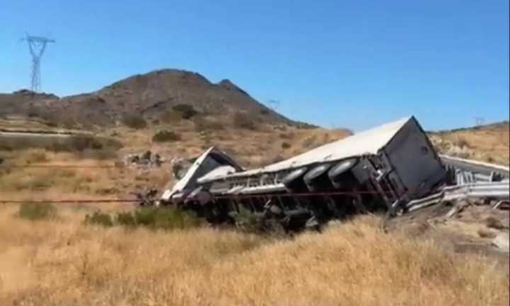 Cuatro migrantes pierden la vida tras volcadura de tráiler en la carretera Jiménez