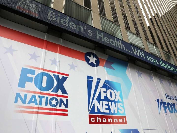 Influencers y redes inclinan el ecosistema mediático de EUa la derecha