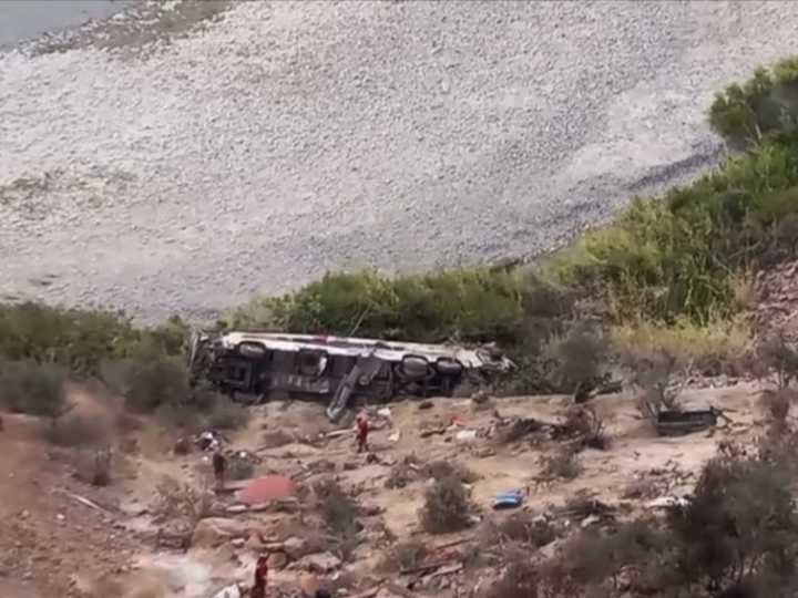 Tragedia en Perú: hay al menos 37 muertos por la caída de un micro en un barranco