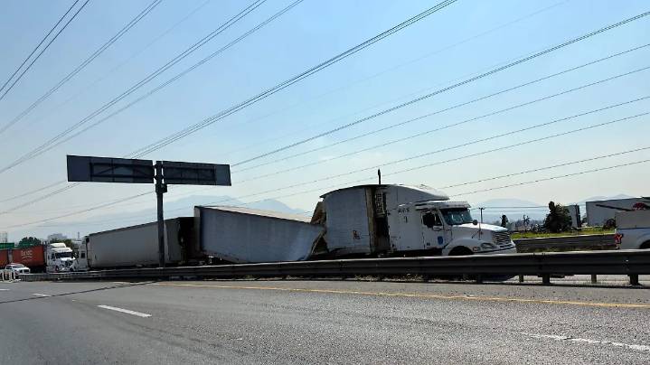 Tráiler averiado genera caos vial en el Circuito Exterior Mexiquense; más de 4 horas de afectación