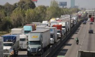 Persisten bloqueos carreteros en al menos 10 puntos del país
