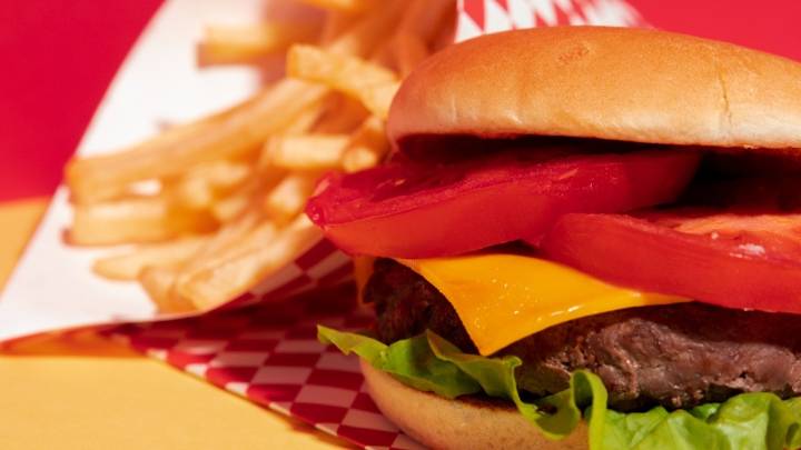Reconocida cadena de comida rápida anuncia cierre de hasta 350 locales por "reestructuración de la empresa"