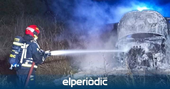 Un coche se con | Arde un coche tras estrellarse contra un jabalí en Alcalà de Xivert