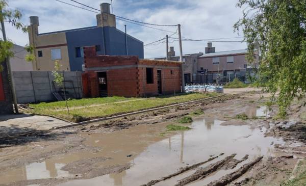 Vecinos de Villa Esperanza denuncian pérdidas de agua, un desborde cloacal y falta de respuestas de ABSA