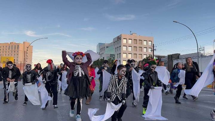 Desfilan por el Día de Muertos