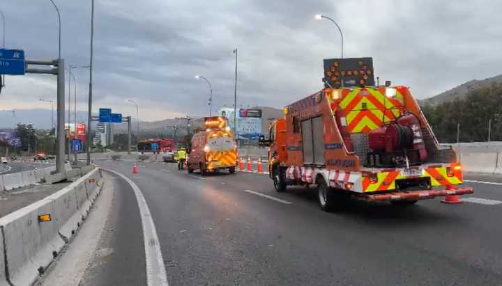 Mujer fallece tras colisionar su auto con barrera de contención en Autopista Vespucio Oriente