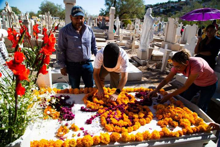 Torreón honra a sus muertos entre flores y recuerdos familiares