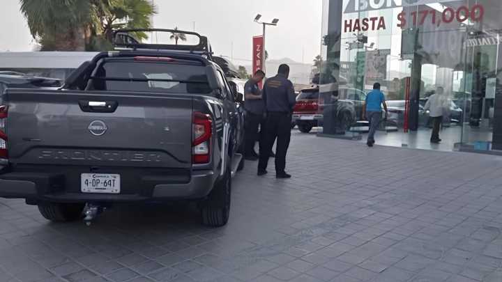 Puerta de Cristal Cae Sobre Menor en Agencia de Vehículos en Torreón