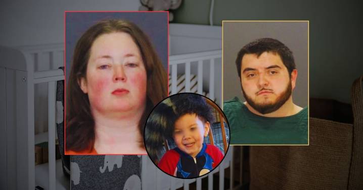 Mató a su hijo de 3 años para tener un nuevo bebé con su novio, quien también maltrataba al pequeño, y luego intentaron ocultar las pruebas; fue la niñera quien encontró al niño muerto en su cama