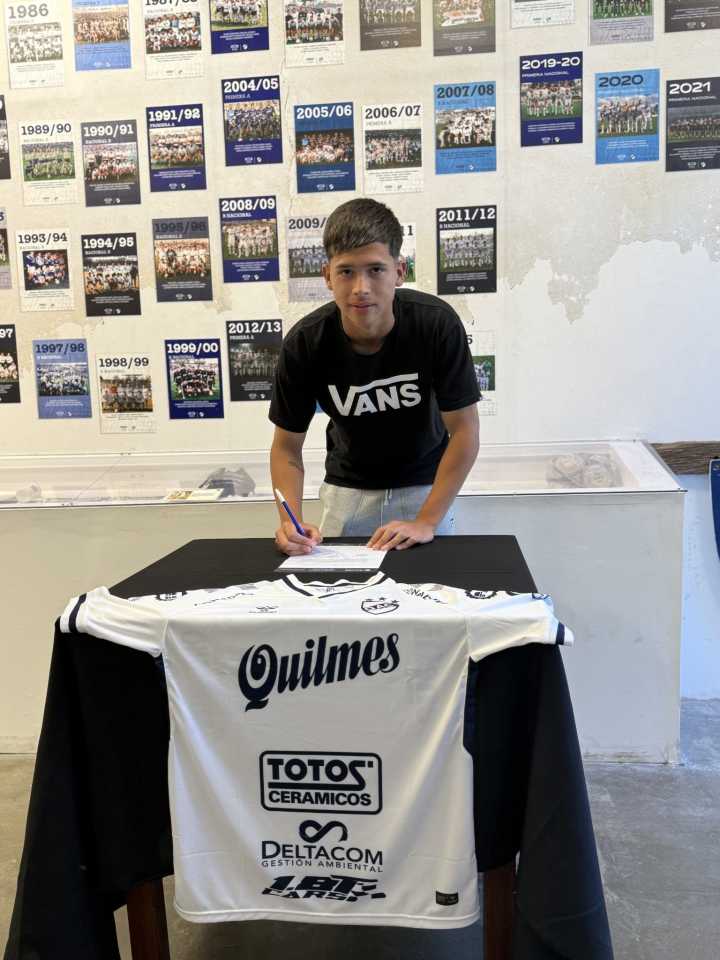 VIDEO| El chaqueño Lautaro Closter firmó con Quilmes: su papá viajó de sopresa y fue todo emoción