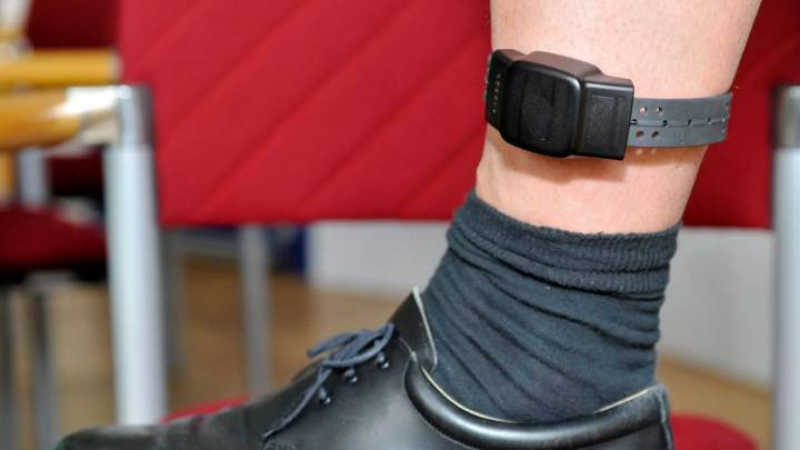 Un fallo en las pulseras que controlan a los maltratadores obliga a activar el protocolo