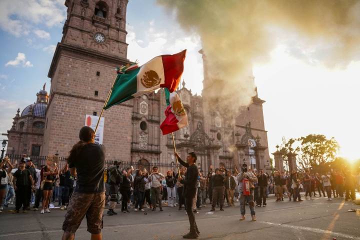 Escalan protestas en Michoacán; estudiantes se manifiestan ante Palacio de Gobierno en Morelia