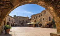 El diminuto pueblo medieval a media hora de Gerona perfecto para perderte por sus molinos y estrechas calles