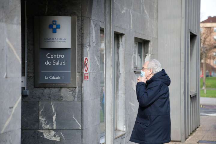 Los médicos de Familia avisan ante el aumento de las infecciones por gripe: «La gente con síntomas respiratorios debería ponerse la mascarilla»