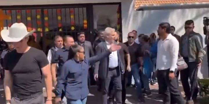 Corren al gobernador Alfredo Ramírez Bedolla del funeral de Carlos Manzo: “Fuera, asesino”