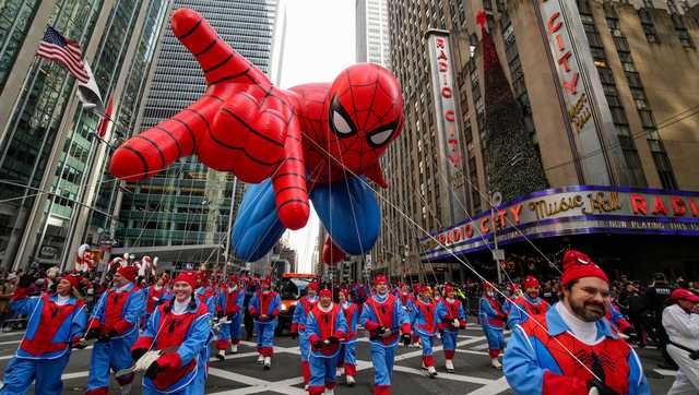 Macy’s Thanksgiving Day Parade kicks off in Manhattan