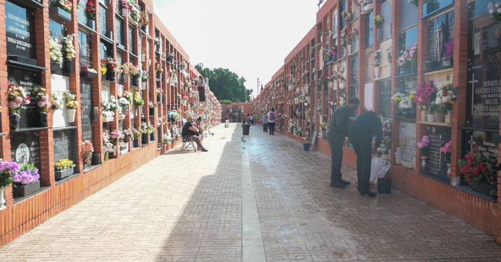 Día de Todos los Santos en Almería: miles de personas llenan de respeto los cementerios