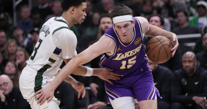 Doncic anota 41 puntos, Reaves suma 25 y Lakers aplastan a Bucks