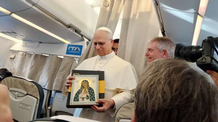 Video | Momento en que el Papa León XIV Recibe Imagen de la Virgen de Guadalupe en Pleno Vuelo