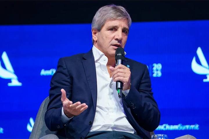 Caputo enfrió la promesa de baja de impuestos y habló de una etapa “de transición”