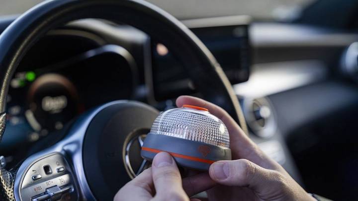 Este error al usar la baliza V16 está costando 30.000 euros a los conductores