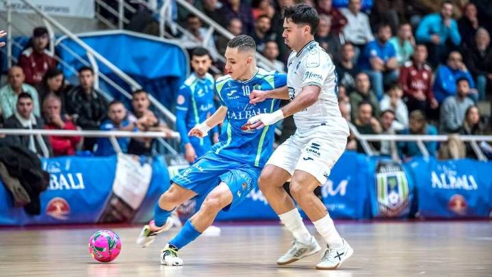 El Viña Albali Valdepeñas sufre pero logra un valioso triunfo ante el Alzira (1