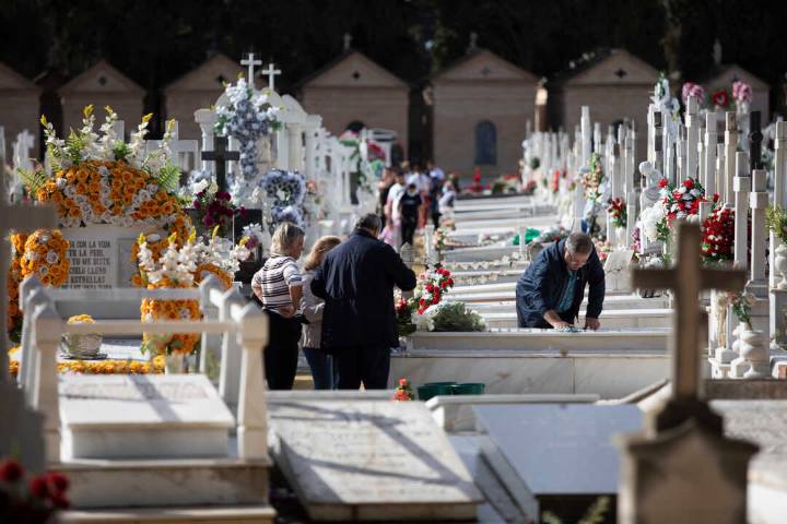Refuerzo en la línea 10 y lanzadera al cementerio de Sevilla por el Día de Todos los Santos