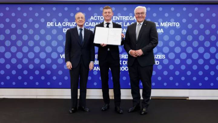 Kroos recibe en el Bernabéu la Cruz de Caballero de la Orden del Mérito de la República Federal de Alemania