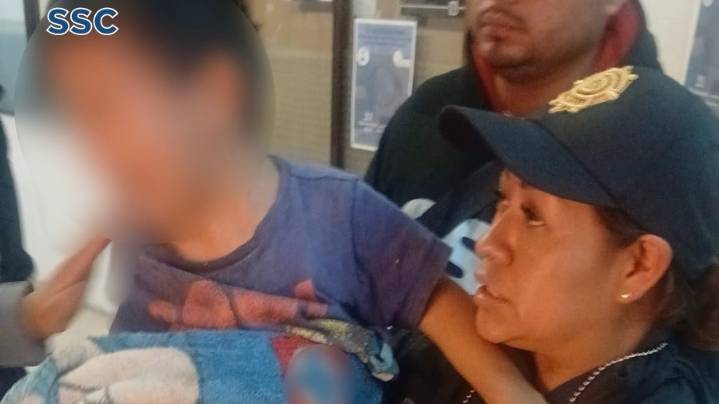 Rescatan a menor en presunto abandono en Iztapalapa