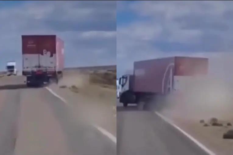 Un camión volcó y casi choca de frente en una ruta del sur argentino: video