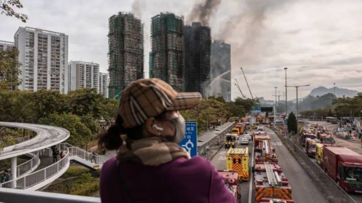 ¿Qué pasó en el incendio que se propagó por varios edificios de Hong Kong y dejó decenas de muertos?