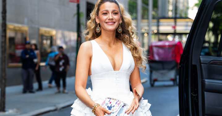 Video: Blake Lively Gets Hair Care Right in Bathrobe