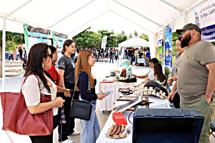Más de 1,000 jóvenes acudieron a la Feria Educativa de la UABCS 2025; participaron 9 departamentos