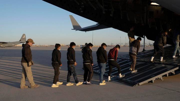 Trump presume de "retornos voluntarios" mientras recurre a deportaciones más agresivas y menos transparentes