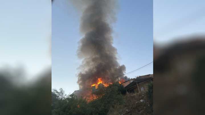 Al menos 10 viviendas afectadas por incendio en campamento de Cerrillos