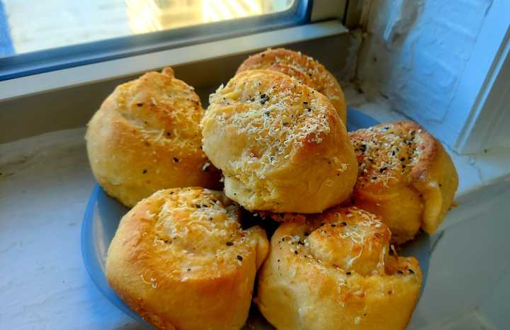 Cheesy cacio e pepe rolls, warm from the oven