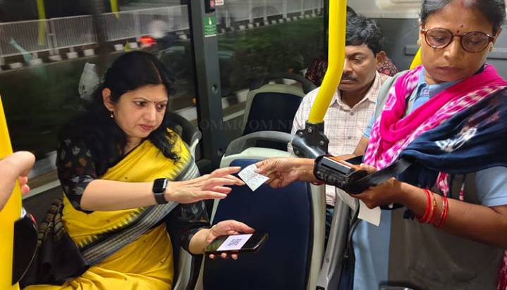 HUD Principal Secy Usha Padhee Travels On ‘Ama Bus’, Emphasises Safe And Accessible Urban Mobility