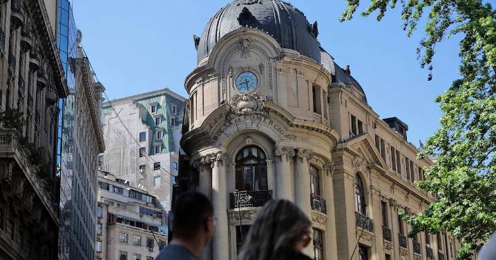 Bolsa de Santiago extiende su racha alcista y cierra en un nuevo máximo histórico