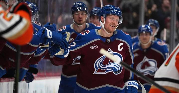 Gabriel Landeskog scores 1st regular