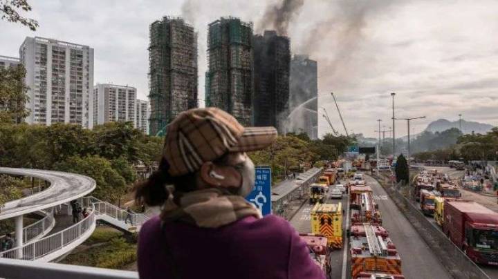 Sube a 128 la cifra de muertos en incendio de Hong Kong