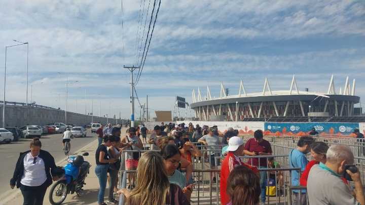 Largas filas en el Bicentenario para el remanente de entradas de la Fiesta del Sol 2025