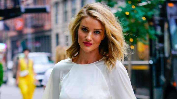 ¿Por qué el corte midi es el más favorecedor para rejuvenecer? 5 estilos elegantes para mujeres de 50+